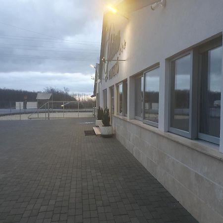 Bed and Breakfast Platina Panzio*** Újhartyán Zewnętrze zdjęcie